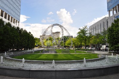 城市廣場(chǎng)鏡面鏤空?qǐng)A環(huán)不銹鋼雕塑定制