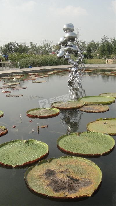 公園鏡面創(chuàng)意石頭不銹鋼雕塑定制