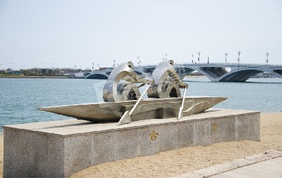 城市江邊落地擺件人物合力劃船不銹鋼雕塑定制