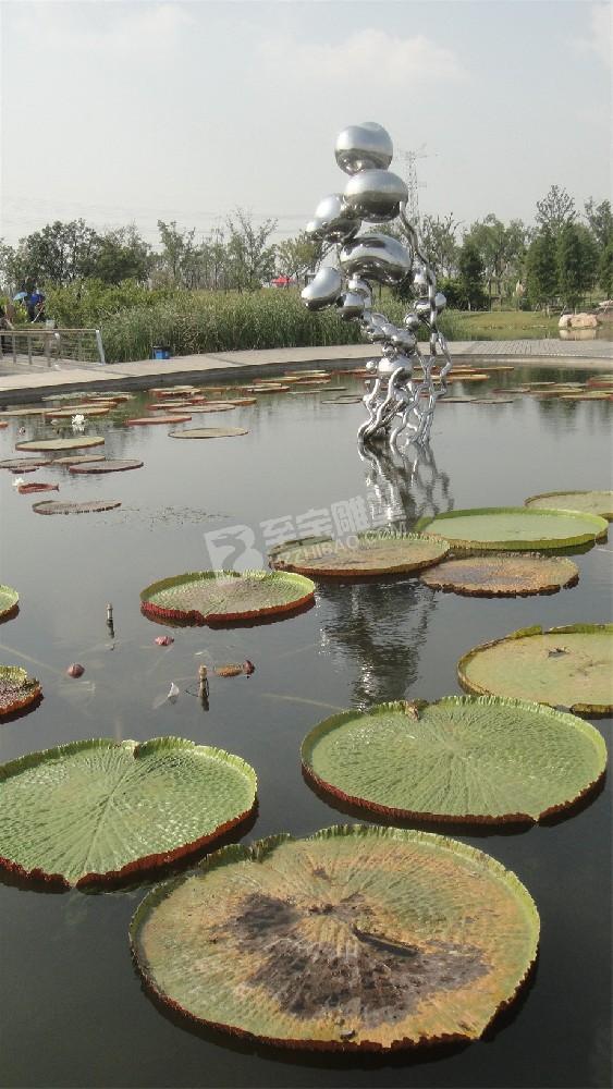 公園鏡面創(chuàng)意石頭不銹鋼雕塑定制